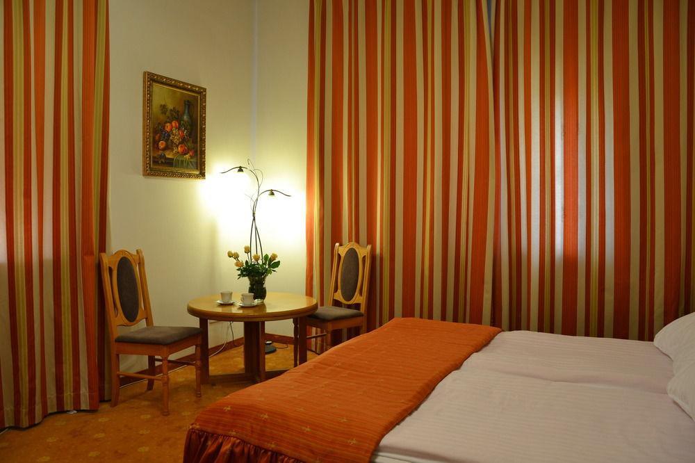 Karat Bed and Breakfast Warschau Buitenkant foto